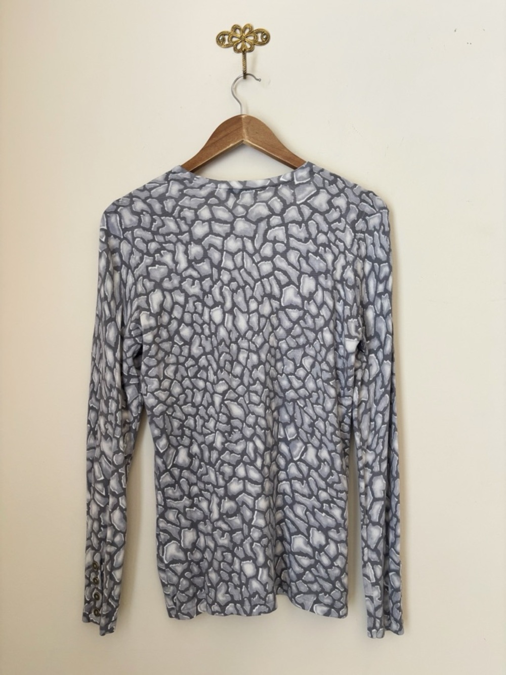 J. McLaughlin Grey Abstract Print Knit Top Sweater Medium Lightweight Spring - Picture 3 of 6